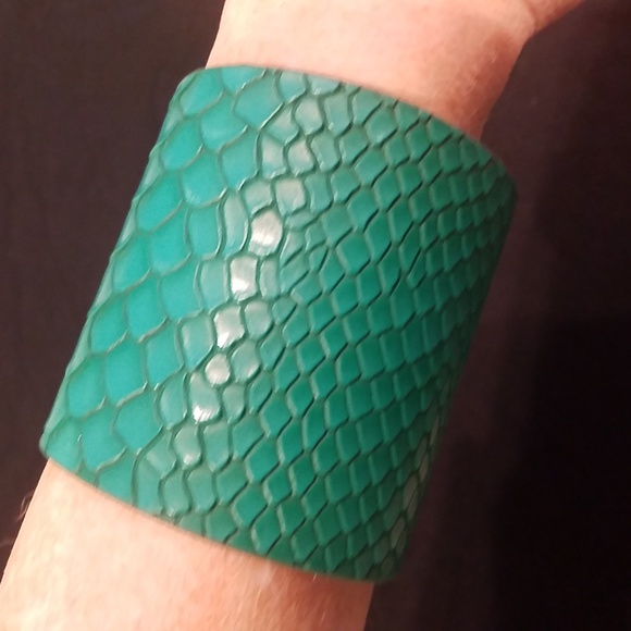 Green Faux Reptile Neck Choker & Matching Cuff Bracelet in Silvertone. - Picture 3 of 5